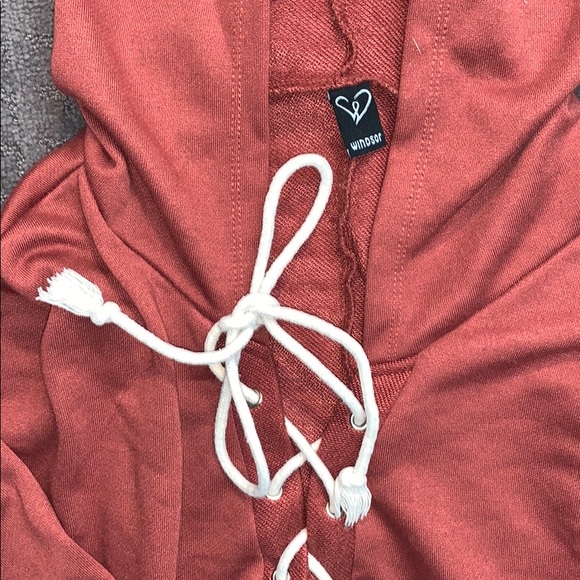 𝚆𝚒𝚗𝚍𝚜𝚘𝚛 𝚌𝚛𝚘𝚙𝚙𝚎𝚍 𝚑𝚘𝚘𝚍𝚒𝚎 - Picture 3 of 4